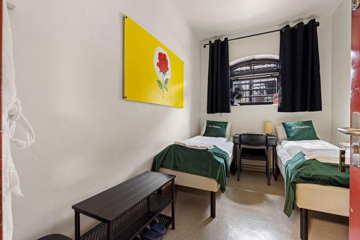 Dobbeltrom i fengselscelle med 2 enkeltsenger - Fengselshotellet Arendal