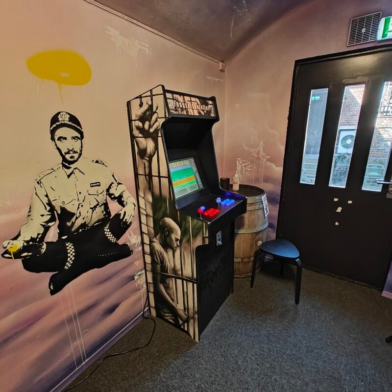 Vi har plassert ut noen retro arkadespill-maskiner, bordtennis, air hocky og andre artige spill, forskjellige plasser i fengselshotellet. Sørg for at du finner frem og se om du kan sette nye rekoder.