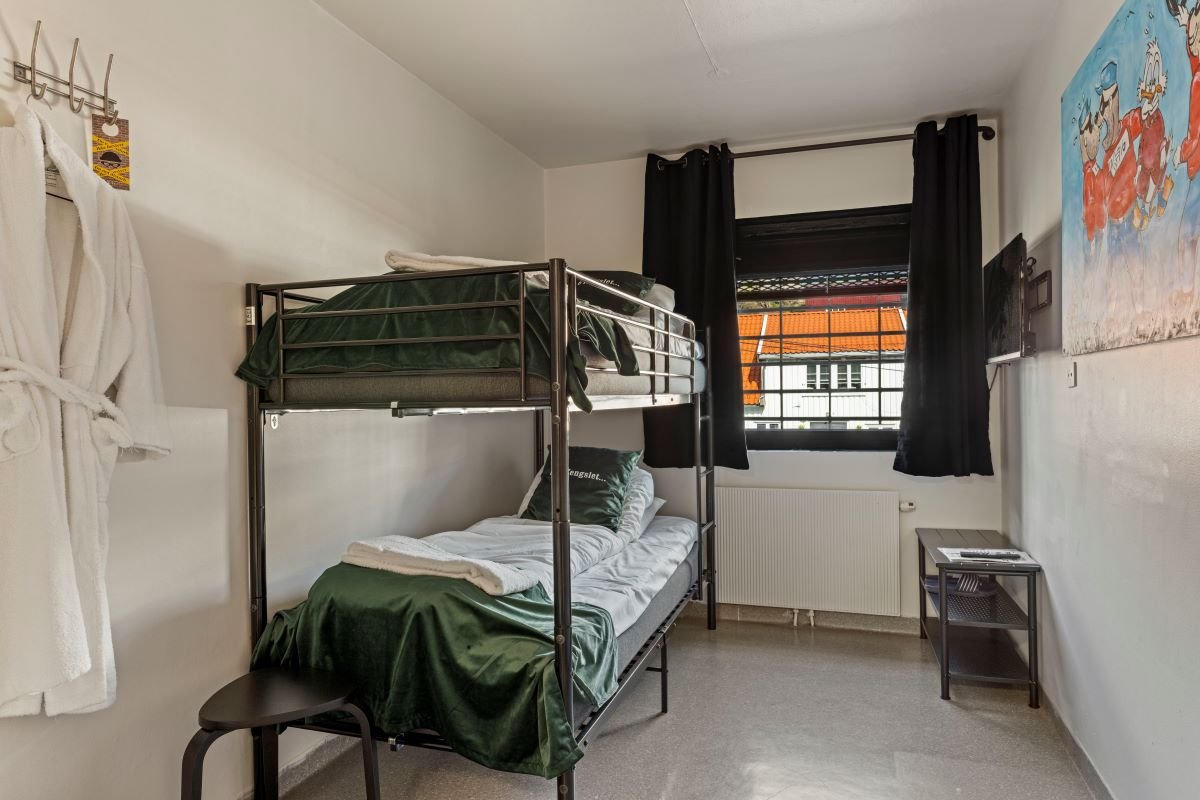 Dobbeltrom med køyeseng i fengselscelle - Fengselshotellet Arendal