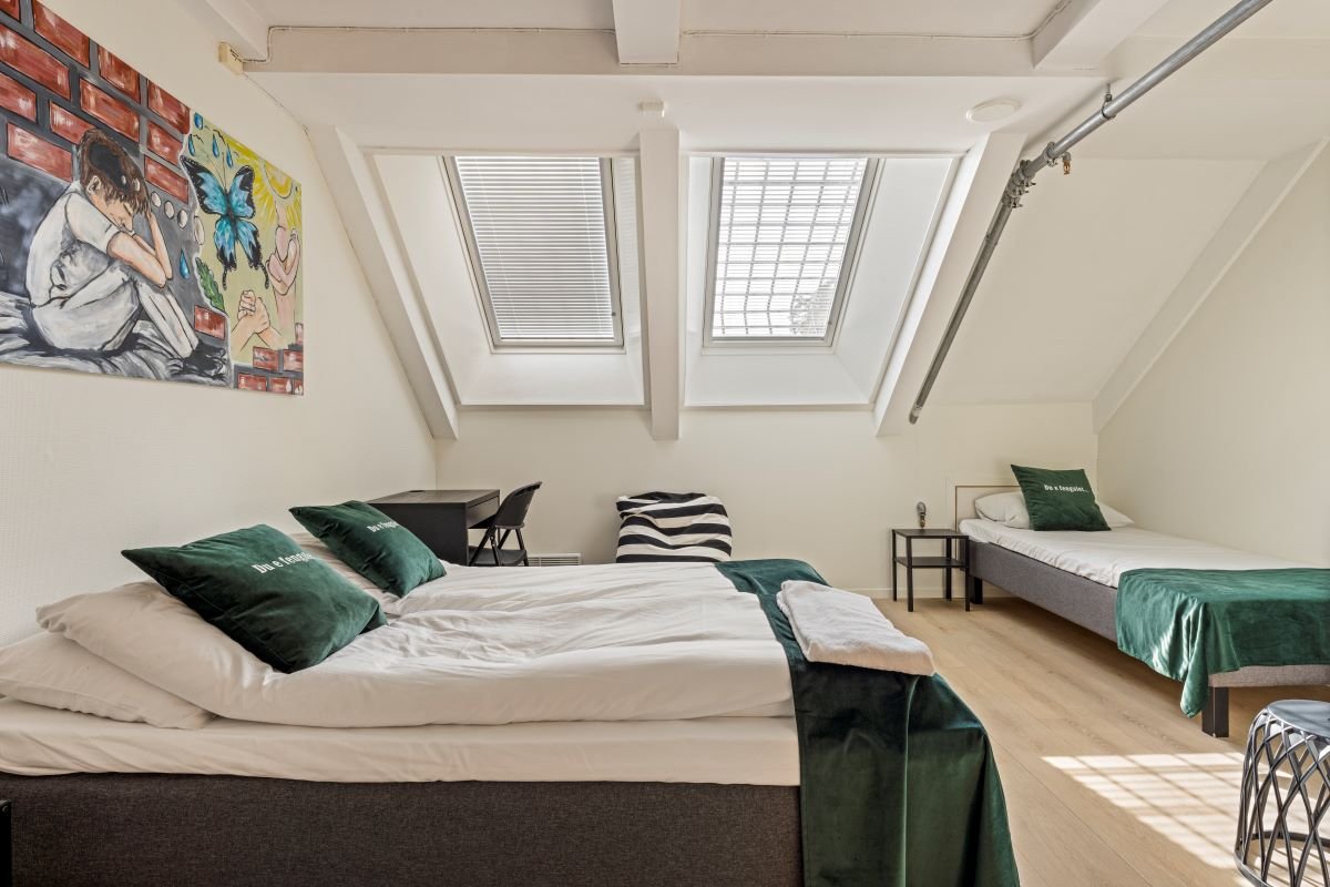 Familierom/celle med dobbeltseng og enkeltseng - Fengselshotellet Arendal