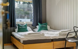 Dobbeltrom med dobbeltseng i fengselsvokterens bolig - Fengselshotellet Arendal