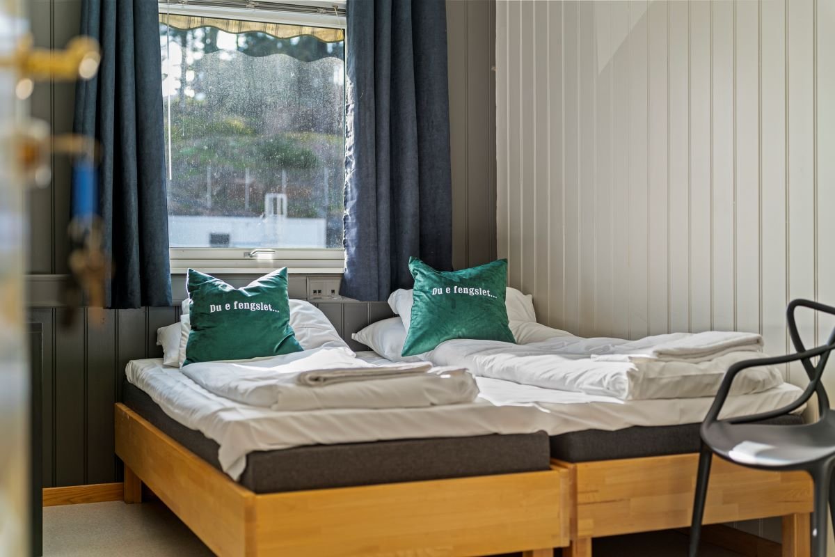 Dobbeltrom med dobbeltseng i fengselsvokterens bolig - Fengselshotellet Arendal