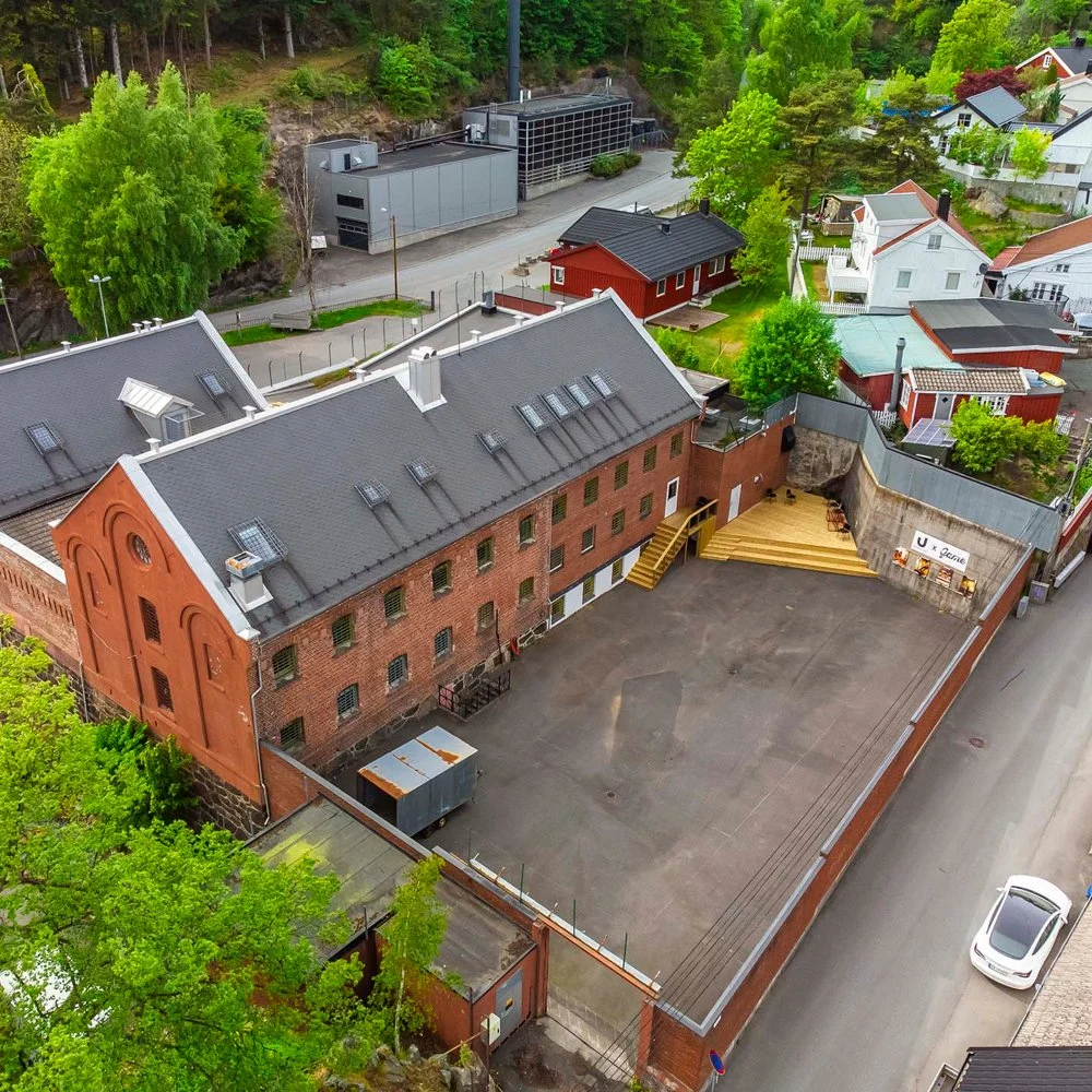 Stor bakgård for uteaktiviteter som ballspill, sang, grilling, lek og avslapping i finværet